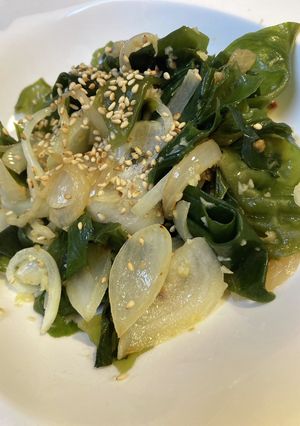 ミネラル♫わかめと玉ねぎのバタポン炒め-レシピのメイン写真