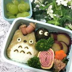 A picture of トトロおにぎりまっくろくろすけを添えて.
