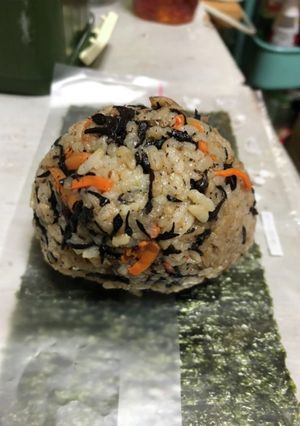 水分多めの炊き込みご飯おにぎり-レシピのメイン写真