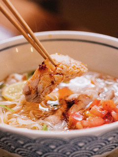蒸し鶏とトマトのスパイシーフォー-レシピのメイン写真