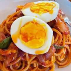 รูปของ ラー油をかける！懐かし我が家のナポリタン