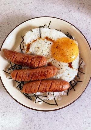 シンプル♡半熟目玉焼き&ウインナ丼♡-レシピのメイン写真