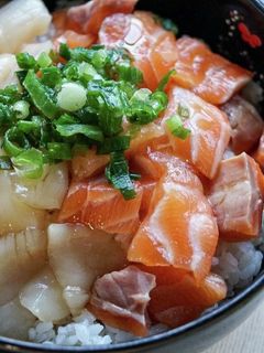 簡単贅沢!帆立貝柱とサーモンの漬け丼-レシピのメイン写真