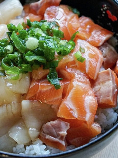 簡単贅沢!帆立貝柱とサーモンの漬け丼-レシピのメイン写真