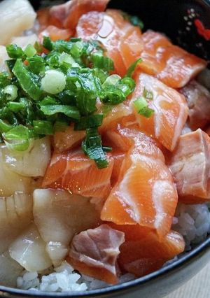 簡単贅沢！帆立貝柱とサーモンの漬け丼-レシピのメイン写真
