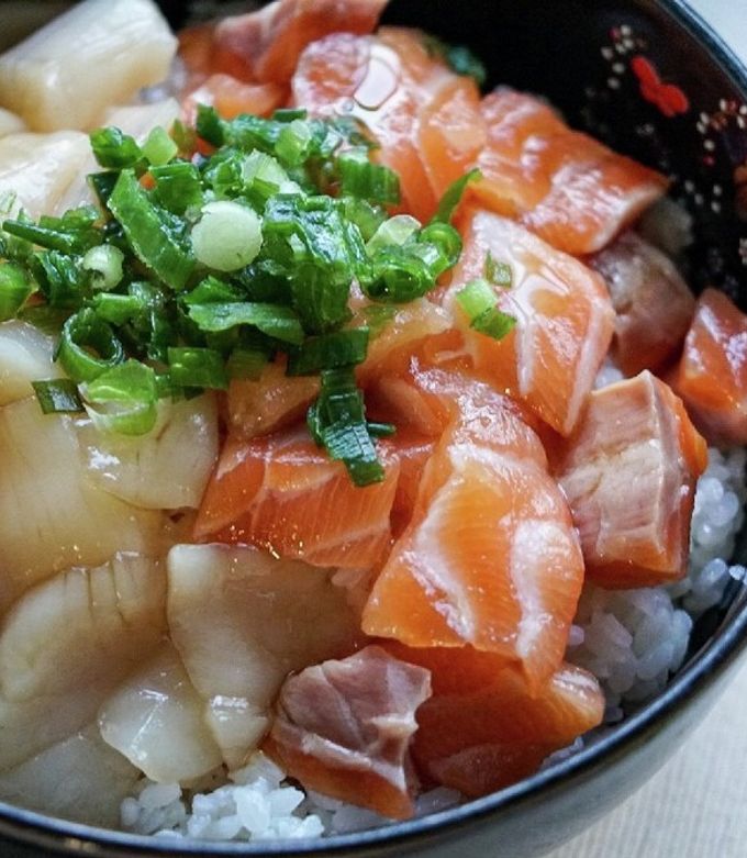 簡単贅沢！帆立貝柱とサーモンの漬け丼-レシピのメイン写真