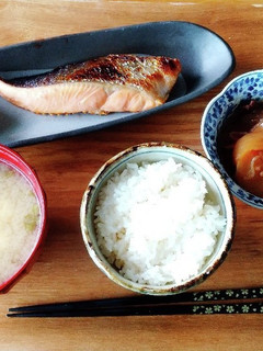 朝ごはん 鮭の塩焼き 肉じゃが-レシピのメイン写真