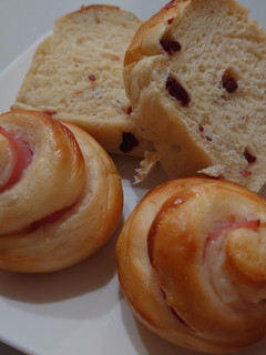 ハムチーズロールパンとクランベリーパン-レシピのメイン写真