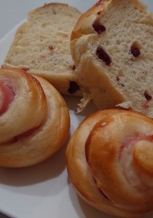 ハムチーズロールパンとクランベリーパン-レシピのメイン写真
