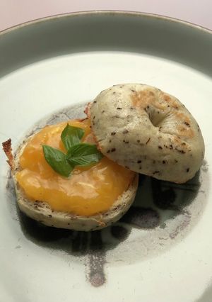 紅茶のベーグルに柿ジャムを。-レシピのメイン写真