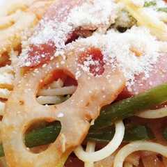 รูปของ れんこんとソーセージのパスタ