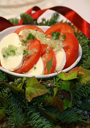 クリスマスに！トマトとモッツァレラサラダ-レシピのメイン写真