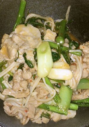 豚バラ肉と春菊のピリ辛胡麻だれ炒め-レシピのメイン写真