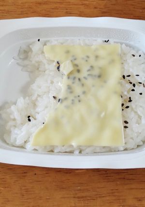 だれでもつくれるごま塩にチーズのせごはん-レシピのメイン写真