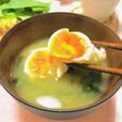 落とし卵とほうれん草のお味噌汁