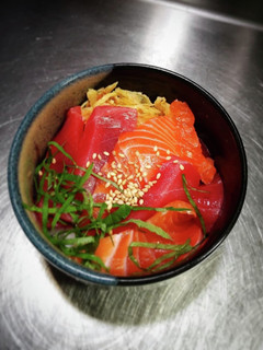 サーモン本鮪丼〜w❨(@≧↺≦@)❩ノ-レシピのメイン写真