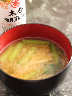 簡単!小松菜と蓮根のお味噌汁 ごま風味-レシピのメイン写真