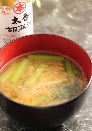 簡単！小松菜と蓮根のお味噌汁　ごま風味-レシピのメイン写真