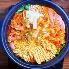 รูปของ 冬の韓国鍋！代用してプデチゲ作り♪