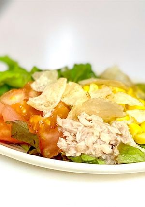 サラダにポテトチップスパラパラ-レシピのメイン写真
