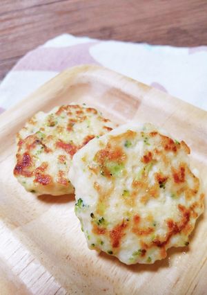 手づかみ☆ブロッコリー入り！鶏バーグ-レシピのメイン写真