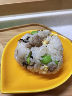 そぼろ丼翌日の枝豆入りおにぎり-レシピのメイン写真