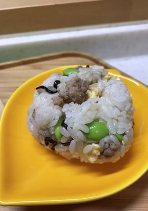 そぼろ丼翌日の枝豆入りおにぎり-レシピのメイン写真