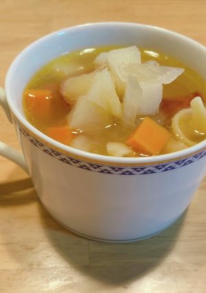 切って煮込むだけ！マカロニコンソメスープ-レシピのメイン写真