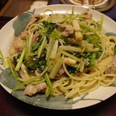 รูปของ 根三つ葉とせせりのペペロンチーノ
