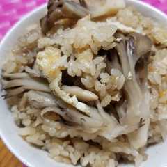 รูปของ 舞茸の風味を楽しむ♪舞茸の炊き込みご飯