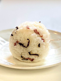 塩昆布と梅干(うめこ)の混ぜ込みおにぎり-レシピのメイン写真