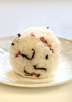 塩昆布と梅干（うめこ）の混ぜ込みおにぎり-レシピのメイン写真