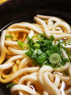 出汁の旨味際立つシンプル【かけうどん】-レシピのメイン写真