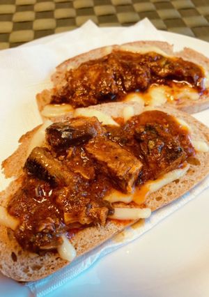 お手軽！鯖ハリッサ缶でライ麦サンド-レシピのメイン写真