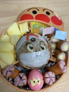 ロールパンナおにぎり弁当(隙間は金平糖)-レシピのメイン写真