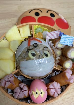 ロールパンナおにぎり弁当(隙間は金平糖)-レシピのメイン写真