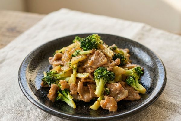 ブロッコリーと豚肉のガリバタ炒め