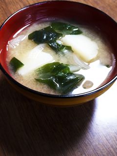 ほっこり甘い♡玉ねぎとじゃが芋のお味噌汁-レシピのメイン写真