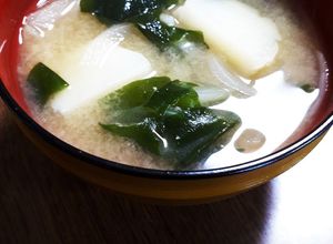ほっこり甘い♡玉ねぎとじゃが芋のお味噌汁-レシピのメイン写真