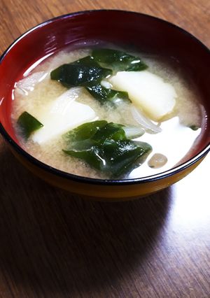 ほっこり甘い♡玉ねぎとじゃが芋のお味噌汁-レシピのメイン写真
