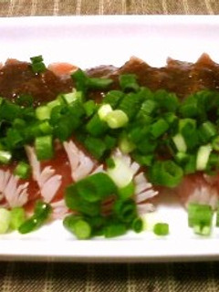 お刺身に飽きたら☆マグロの湯引き梅ソース-レシピのメイン写真