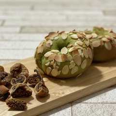 A picture of ドライ無花果と抹茶のベーグル.