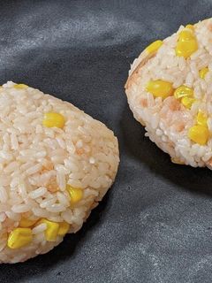 鮭フレークとコーンのおにぎり♪-レシピのメイン写真