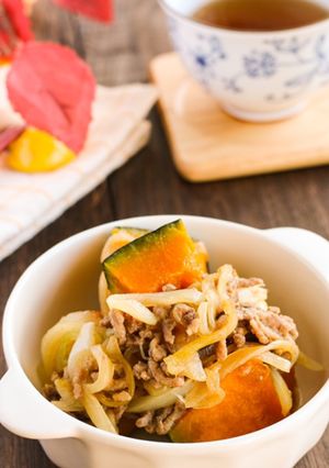 タレ1本で♪カボチャと玉ねぎの煮物-レシピのメイン写真
