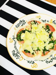 春菊・ハム・チーズと餃子の皮で簡単ピザ風-レシピのメイン写真