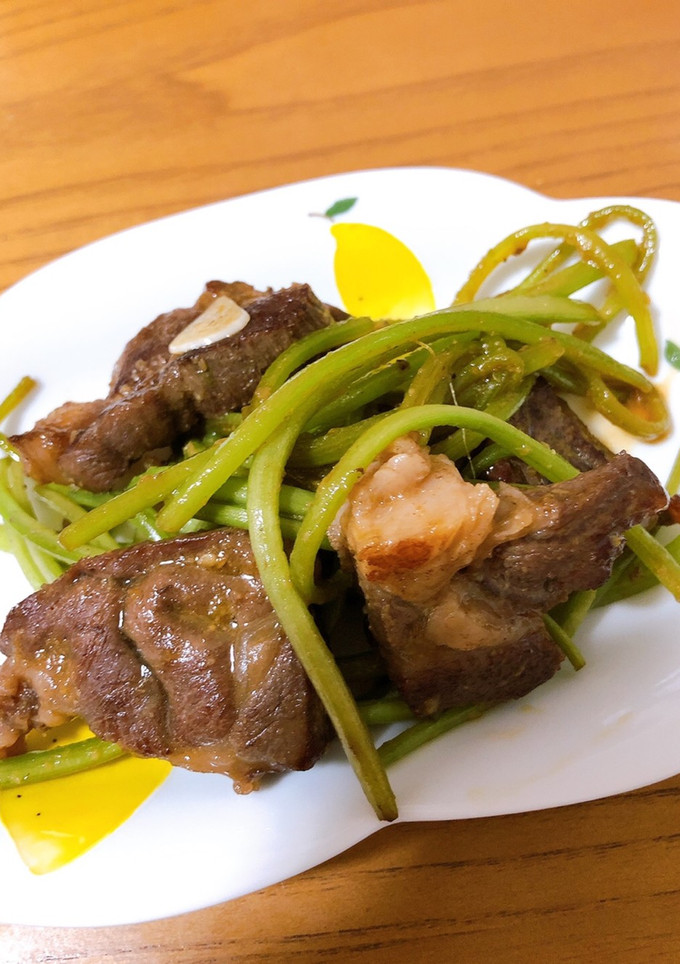 牛肉ブロックと芋のつる炒め-レシピのメイン写真