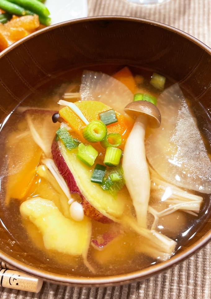 秋の味噌汁(さつまいもときのこ)-レシピのメイン写真