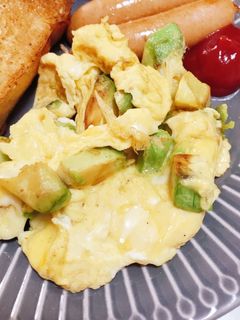 朝食に!アボカドチーズスクランブルエッグ-レシピのメイン写真