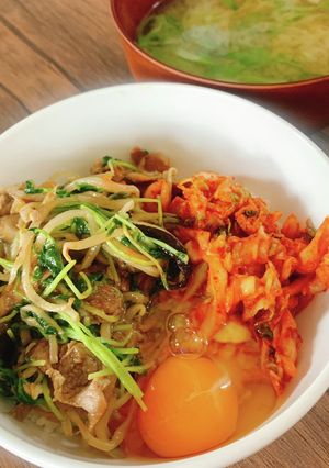 豆苗もやし豚肉炒めキムチ丼-レシピのメイン写真