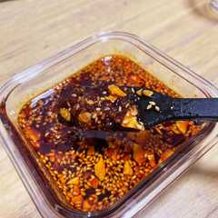 รูปของ 意外と簡単？！美味しい！辛い食べるラー油